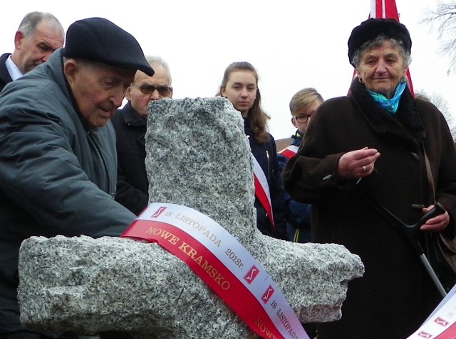 Pomnik poświęcony bohaterom Ziemi Babimojskiej na cmentarzu parafialnym w Nowym Kramsku odsłoniły ich dzieci, m.in. Roman Brzeziński Irena Wencel