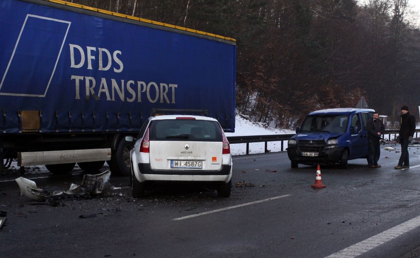 Gdynia. Flesz z przeszłości. 8.01.2010. Karambol kilku aut i ciężarówki na obwodnicy. Interweniują strażacy i policja