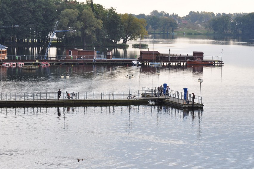 Pływająca fontanna na Trzesiecku w Szczecinku na razie okazuje się za droga [zdjęcia]