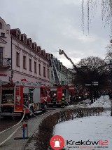 Pożar kamienicy w centrum Wieliczki. Z ogniem walczy 15 zastępów straży