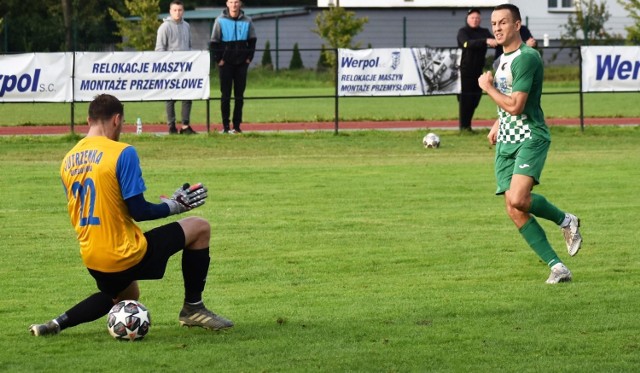 IV liga piłkarska w Małopolsce, grupa zachodnia: LKS Jawiszowice - Jutrzenka Giebułtów 2:1. Na zdjęciu: Adrian Korczyk (z prawej) strzela drugą bramkę dla Jawiszowic.
