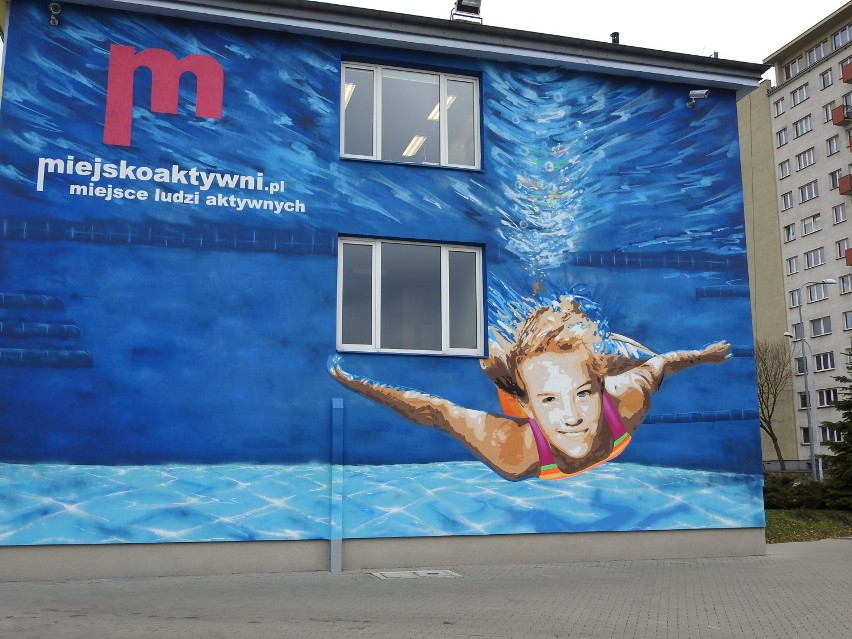 Nowy - sportowy mural. Na ścianie pływalni przy Włókienniczej [zdjęcia]