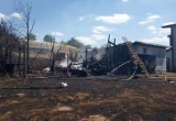 Z dużym pożarem w Chełmku walczyło 30 strażaków [ZDJĘCIA]