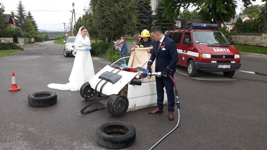 Państwo młodzi podczas akcji ratunkowej, czyli tradycyjna...