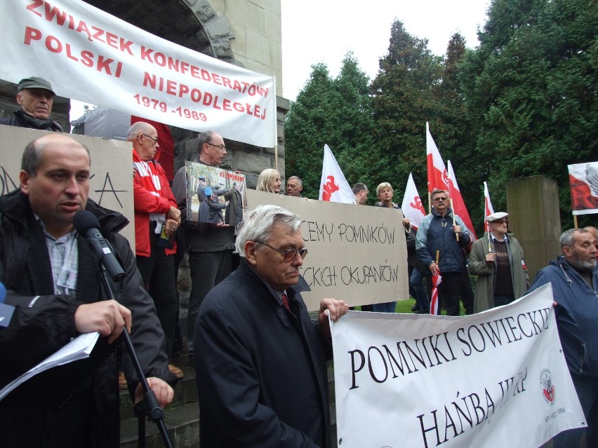 Manifestacja pod pomnikiem Armii Czerwonej