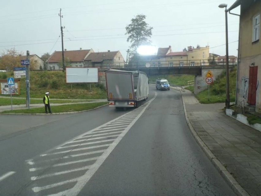 Nowy Sącz. Ciężarówka zaklinowała się pod wiaduktem kolejowym na ul. Węgierskiej [ZDJĘCIA]
