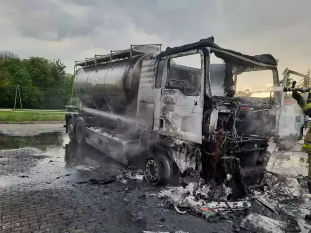 Ciężarówka przewożąca krew spłonęła w Laskowicach doszczętnie