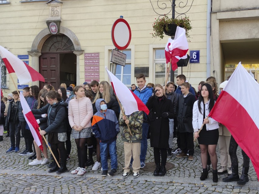 Duszniki-Zdrój. Uczniowie odśpiewaniem hymnu rozpoczęli obchody 11. listopada
