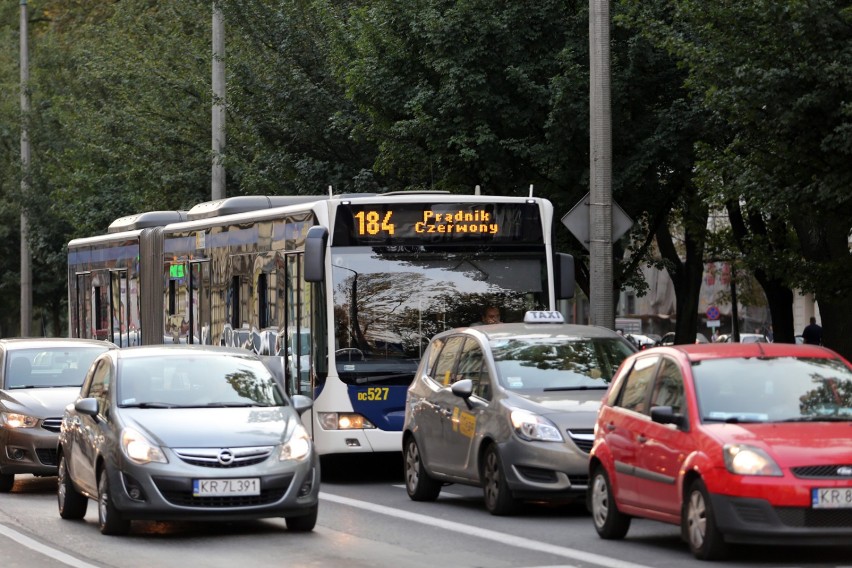 Kraków. Na ulicy Dietla wspólny pas dla tramwajów i autobusów aż do mostu Grunwaldzkiego 