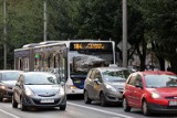 Kraków. Na ulicy Dietla wspólny pas dla tramwajów i autobusów aż do mostu Grunwaldzkiego 