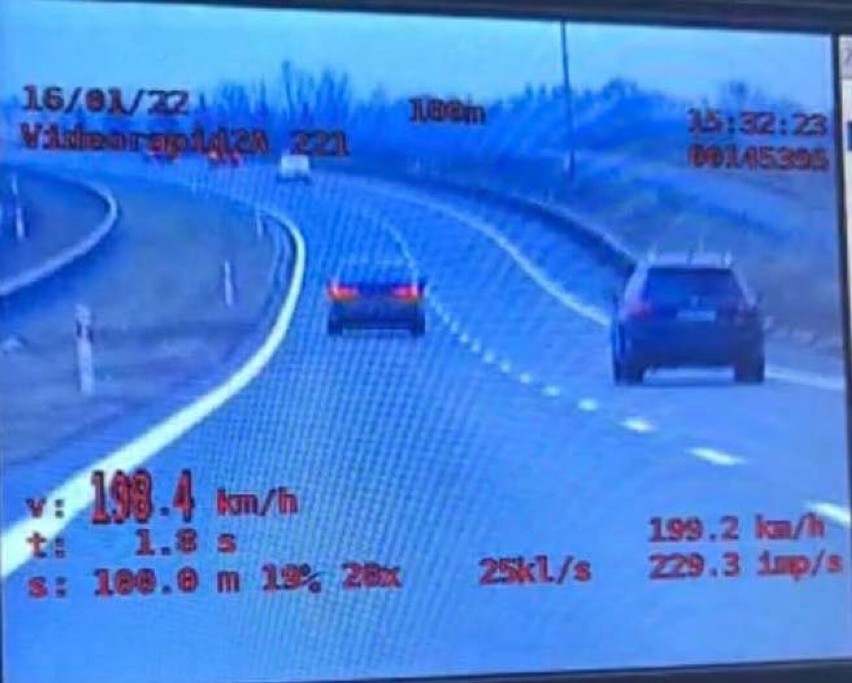 Policja Gniezno. Surowe mandaty za jazdę po chodniku i pędzenie BMW prawie 200 km/h