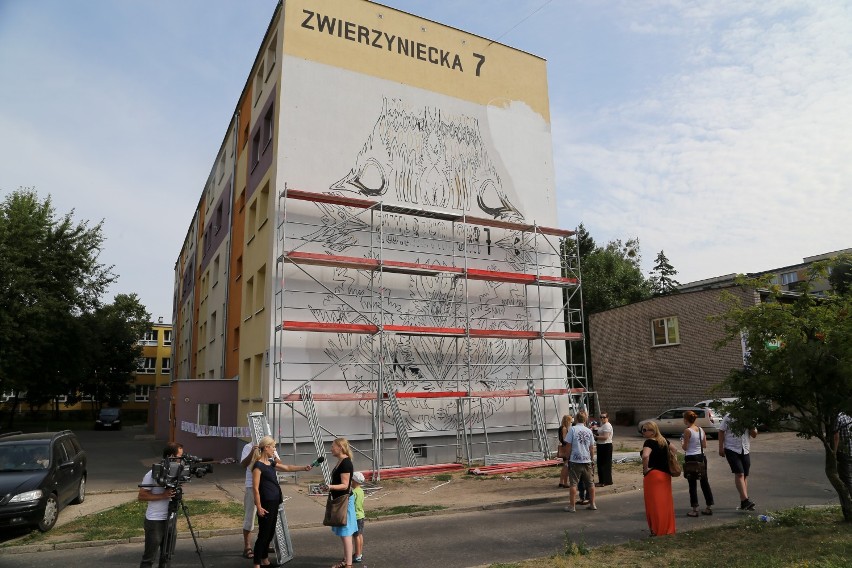 Maciej „Kamer” Szymonowicz w trakcie tworzenia muralu.