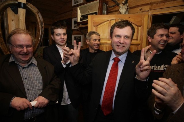 Jacek Karnowski w swoim sztabie wyborczym 5 grudnia 2010 roku, po ogłoszeniu wyników wyborów drugiej tury.