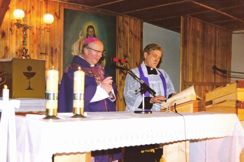 W grudniu 1992 roku odbyło się poświęcenie fundamentów...