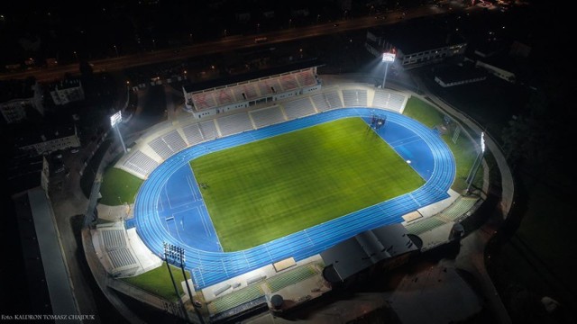 Tak prezentuje się stadion miejski w Kaliszu przy sztucznym oświetleniu