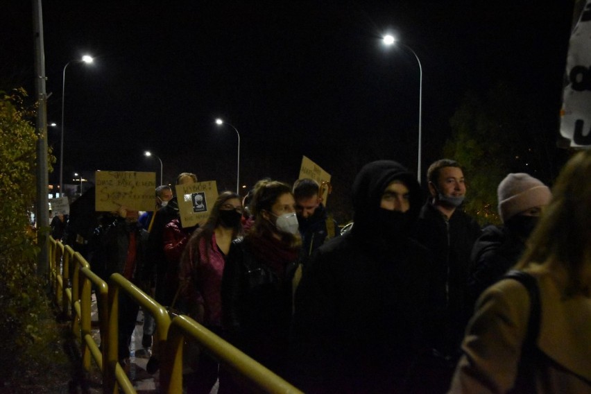 Protest Kobiet w Rumi. Pochód z transparentami i przejazd DK nr 6| ZDJĘCIA