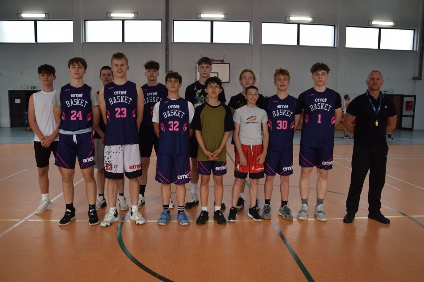 Koszykarski zespół Emet Basket Szczecinek
