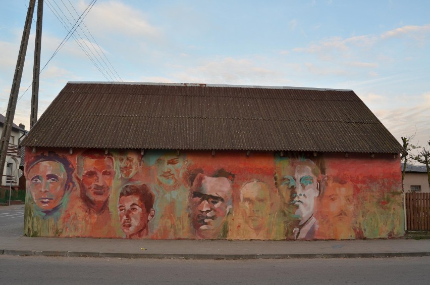 Pokłon historii i bohaterom. Mural w Wiźnie.