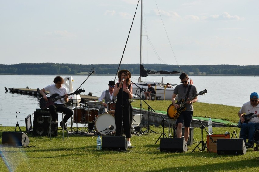 Zbąszyński zespół "Do góry nogani". Koncert na trawie z...