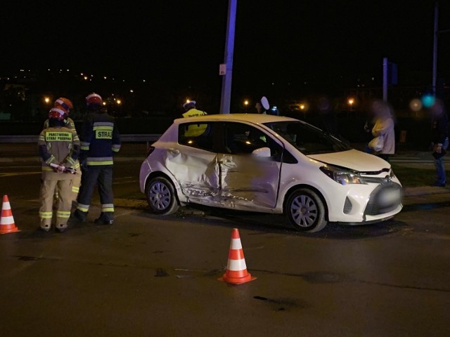 Do zdarzenia doszło w poniedziałek na ul. Jagiellońskiej w Przemyślu. 

- Pracujący na miejscu policjanci wstępnie ustalili, że 24-letni kierujący toyotą, wykonując manewr skrętu w lewo w ul. Sportową, nie ustąpił pierwszeństwa przejazdu 41-letniemu kierowcy volkswagena passata, jadącemu w kierunku mostu Orląt Przemyskich - powiedziała mł. asp. Marta Fac z KMP w Przemyślu.

Siła uderzenia sprawiła, że toyota uderzyła w latarnię. W groźnie wyglądającej kolizji nikt nie został ranny. Kierujący byli trzeźwi.

Okoliczności zdarzenia zostaną wyjaśnione w toku prowadzonego postępowania.

ZOBACZ TEŻ: W Iskani k. Przemyśla traktor przygniótł mężczyznę. 59-latek zmarł
