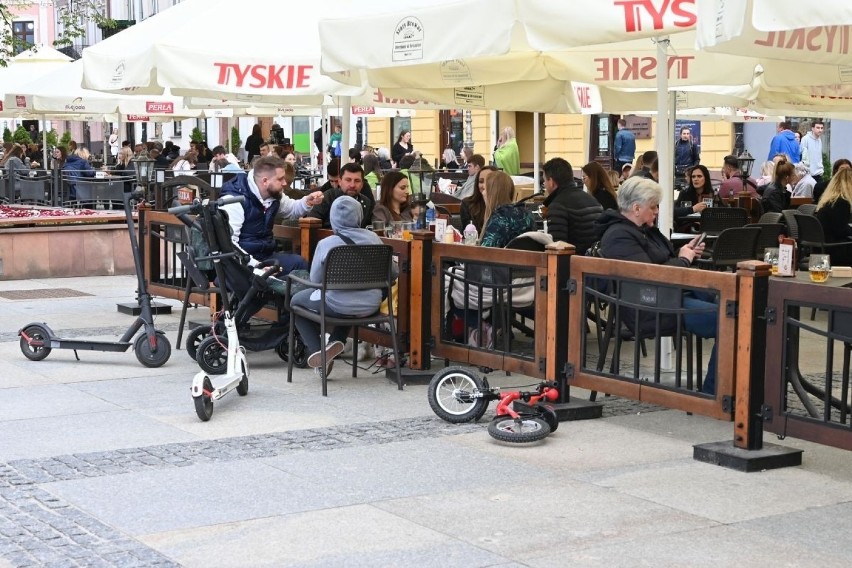 Kielczanie w sobotni wieczór wylegli z domów i wyruszyli do...