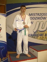 Młody judoka na podium MP