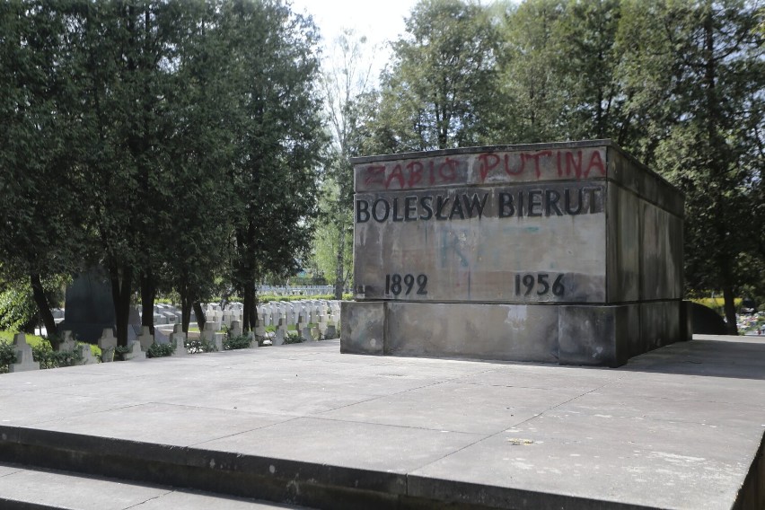 Zdewastowano grób Bolesława Bieruta na Powązkach Wojskowych. "Zabić Putina"