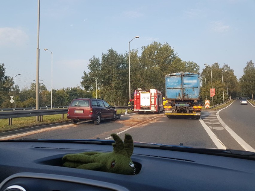 Katowice: Zderzenie trzech samochodów na DK79. Droga Mysłowice - Katowice zablokowana
