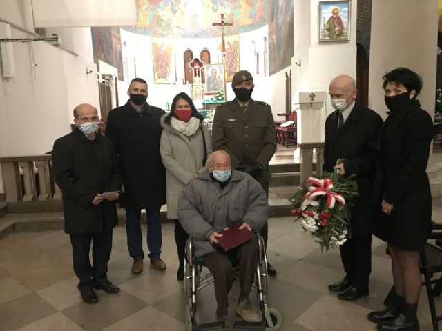 Delegacja z gminy Grójec z majorem Ryszardem Ruszkowskim po mszy w kościele Świętego Jakuba w Warszawie.