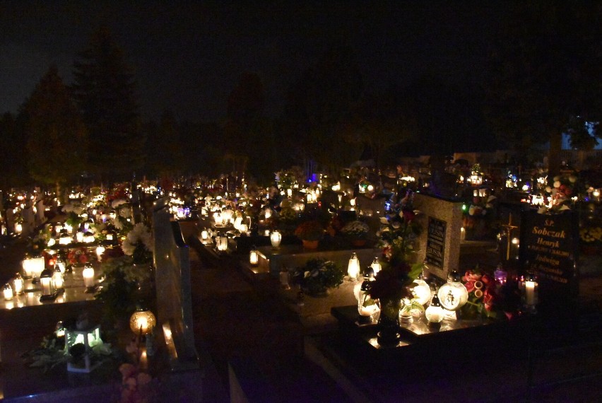 Cmentarz w Chodzieży nocą. Zobacz jak pięknie wygląda chodzieska nekropolia rozświetlona blaskiem zniczy