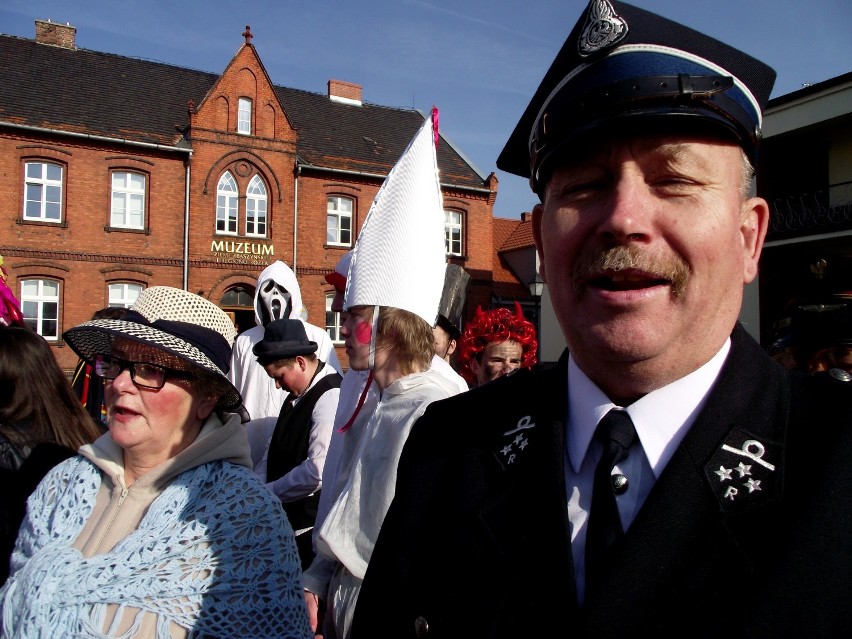 Zbąszyń.Te pary królowały w minionych cymprach. Zobacz przebierańców w barwnych strojach  [Zdjęcia]                          