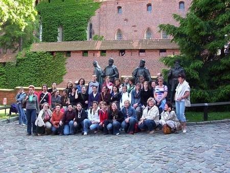 Zdjęcie grupowe uczestników Comeniusa podczas pobytu w malborskim zamku.
