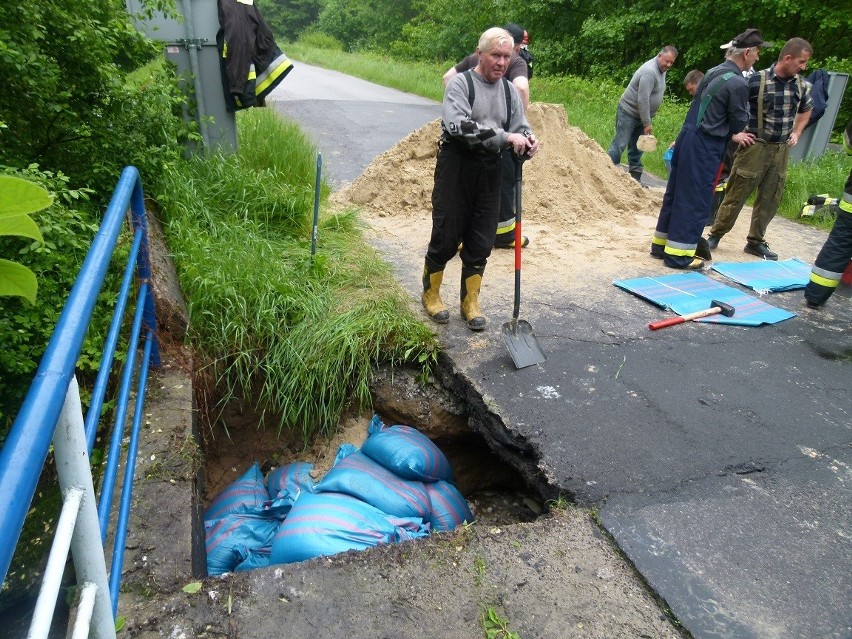 Nieprzejezdna droga ze Sługocic do Inowłodza: Woda podmywa most na Słomiance