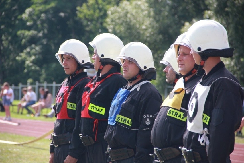 Na boisku sportowym przy Szkole Podstawowej w Czarnem (gm....