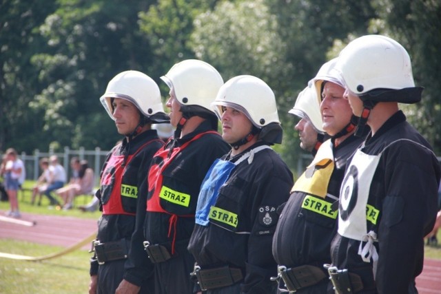 Na boisku sportowym przy Szkole Podstawowej w Czarnem (gm. Wielgie) odbyły się Gminne Zawody Sportowo – Pożarnicze. Rywalizowali druhowie ochotnicy z jednostek z całej gminy Wielgie. Zmierzyło się dziewięć drużyn męskich i dwie żeńskie. Najpierw mieli do pokonania sztafetę z przeszkodami. W tej konkurencji najlepsi potrafią uzyskać czas poniżej minuty. Potem czekało ich ćwiczenie bojowe. Polega ono na zbudowaniu linii ssawnej i dwóch linii gaśniczych. Zwieńczeniem zadania jest obrócenie tarczy strumieniem wody oraz zrzucenie pachołków. Wśród pań, podobnie jak wśród panów, zwyciężyła drużyna z Ochotniczej Straży Pożarnej w Suradówku przed koleżankami z Czarnego. Wśród drużyn męskich na drugim miejscu uplasowała się reprezentacja Płonczyna, a na trzecim Wielgiego. Gratulujemy! 


Agro Pomorska - odcinek 64.

