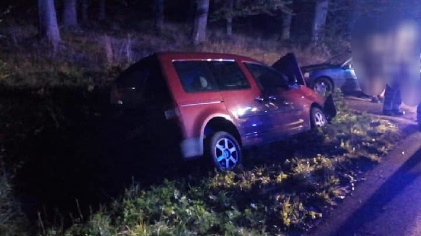 Auto w rowie pomiędzy Lubomierzem, a Chmieleniem [ZDJĘCIA]