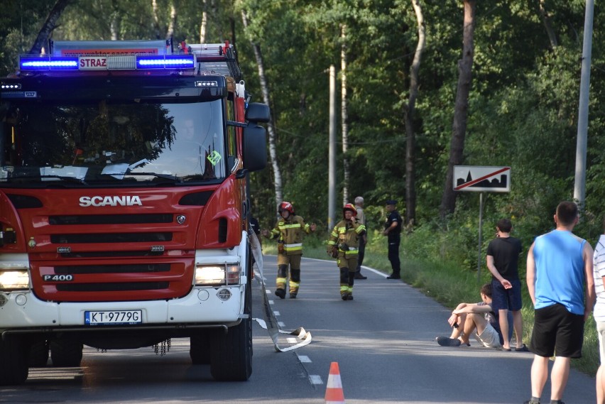 Cysterna zsunęła się z do rowu i  niebezpiecznie przechyliła...