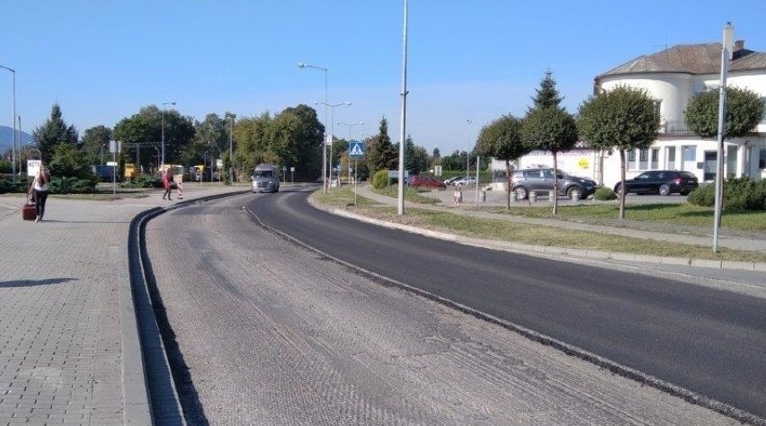 Na drodze krajowej 52 w Kętach wciąż trwają prace związane z...