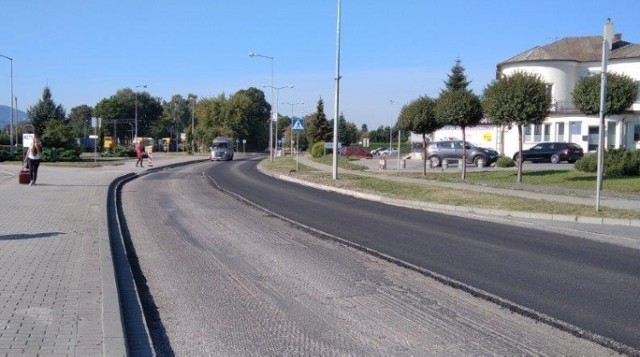 Na drodze krajowej 52 w Kętach wciąż trwają prace związane z wymianą nawierzchni