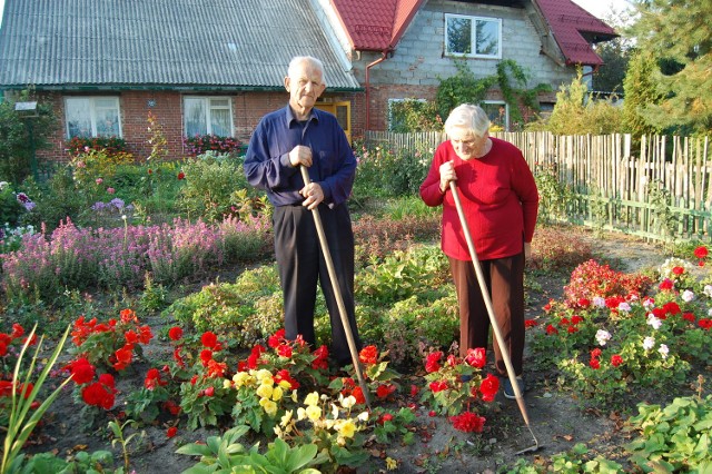 Urszula i Alfons Rosińscy, jedni z najstarszych mieszkańców wsi, uwielbiają pracę w przydomowym ogródku