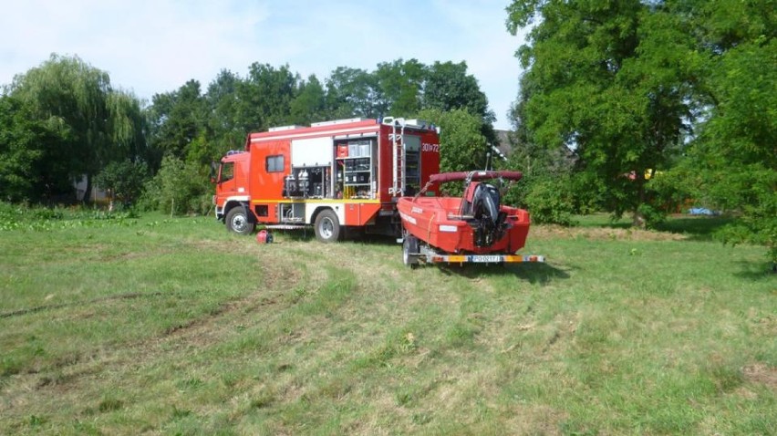 Strażacy wyciągali volkswagena z jeziora