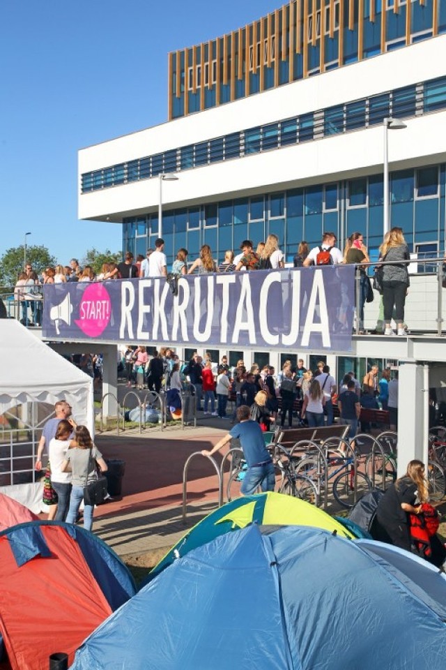 Od niedzieli przed budynkiem poznańskiego AWFu istnieje miasteczko namiotowe, w którym koczują kandydaci na studia.