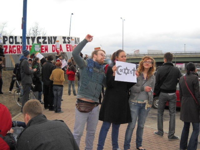 Mała grupka protestujących. Fot. Roman Woźniak