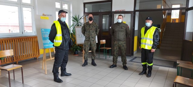 Od lewej: strażak Piotr Miklikowski, żołnierz szer. Michał Dąbrowski, żołnierz szer. Paweł Średziński i strażak Stanisław Reklin, którzy pomagają w organizacji punktu szczepień masowych przy ul. Karbowskiej w Brodnicy