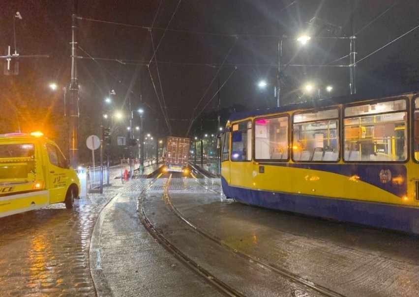 Tir ugrzązł na torach na Placu Rapackiego w Toruniu. Mamy zdjęcia!