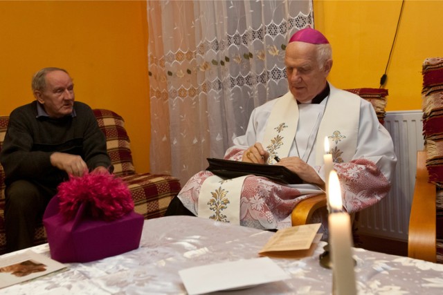 Ksiądz Roman najpierw przeprowadza... wywiad środowiskowy. - Podpytuję, czy osoby chodzą do pracy. Jeśli nie, to czy mają renty, emerytury - tłumaczy ksiądz Roman. - Gdy widzę, że w domu ubogo, nigdy od takiej rodziny nie biorę koperty z pieniędzmi. Zdarza się, że domownicy nalegają, bym wziął, ale wtedy zamiast wsparcia materialnego, proszę o duchowe. O modlitwę.

Ile Polacy dają księdzu na kolędzie? Zobacz na kolejnych zdjęciach.


Urodziny Radia Maryja. Tadeusz Rydzyk mówił o filmie Kler.

