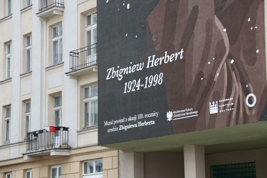 Herbert na muralu w centrum Warszawy. Tak upamiętniono 100....