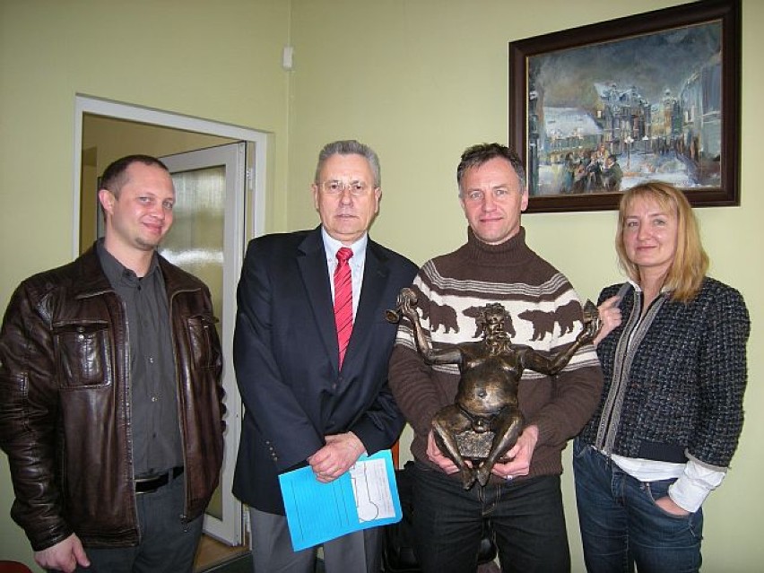 Na zdjęciu od lewej: Artur Wochniak - autor rzeźby,...