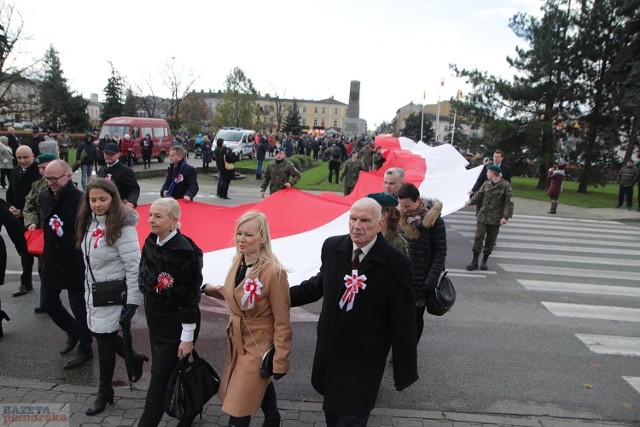 Po uroczystości, przemówieniu prezydenta Marka Wojtkowskiego i złożeniu kwiatów pod pomnikiem zgromadzeni ruszyli ul. 3 Maja niosąc 100-metrową biało-czerwoną flagę.