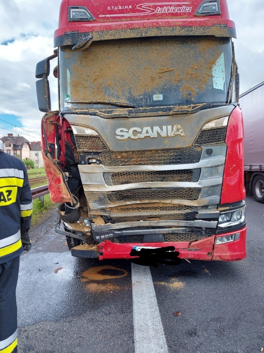 Ciężarówka wypadła z drogi pod Rurką. Strażacy na miejscu